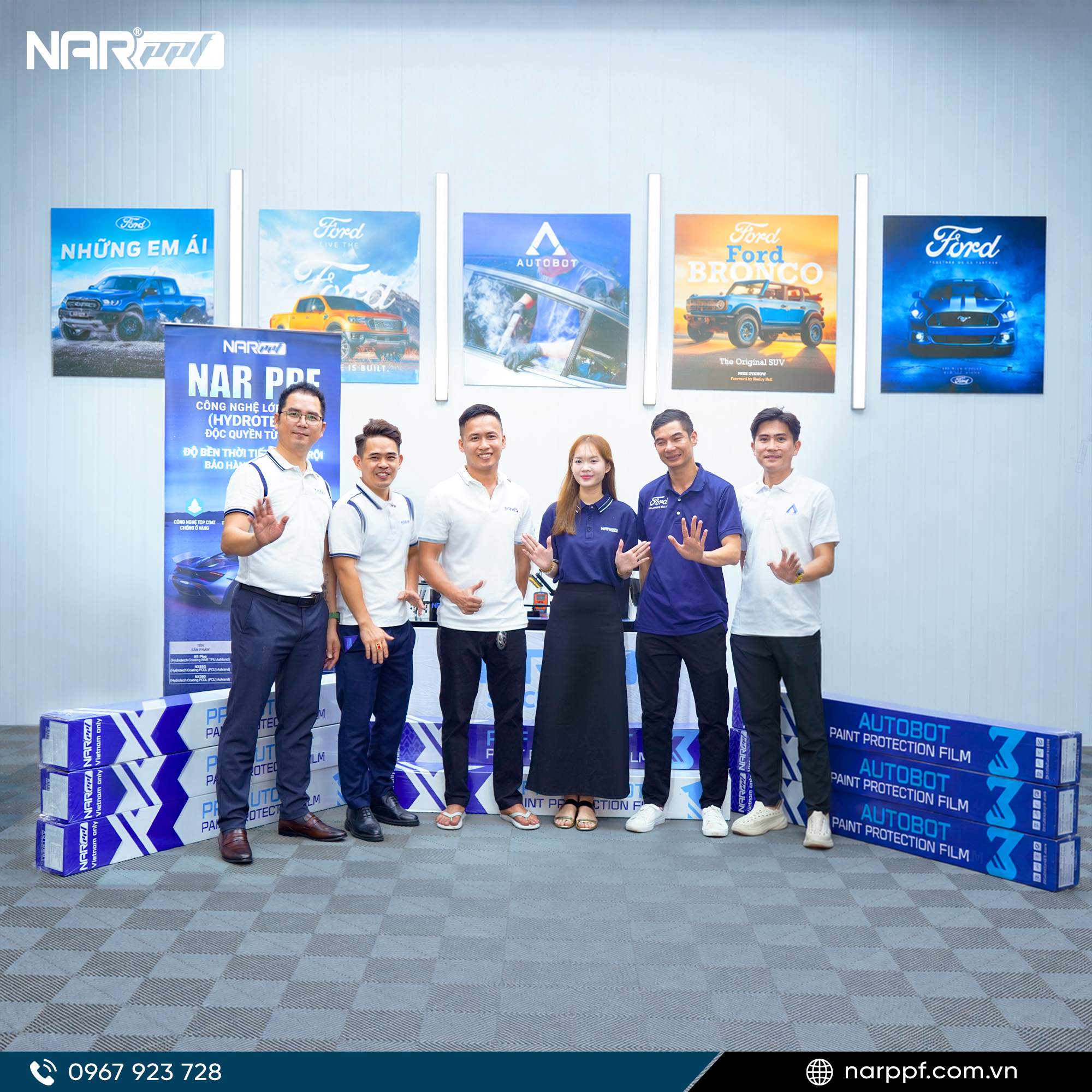 CEO Autobot c&ugrave;ng Đại diện Narppf Vietnam v&agrave; PGĐ Kinh Doanh tại Western Ford c&ugrave;ng đội ngũ nh&acirc;n vi&ecirc;n 